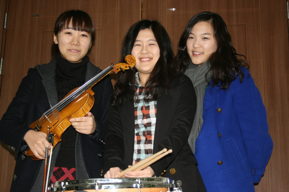 올해 음악대학에 진학하는 김윤란, 박혜지, 박주현(사진 왼쪽부터)양이 대구예술영재교육원에서 함께 음악 수업을 받던 이야기를 하며 즐거워하고 있다.