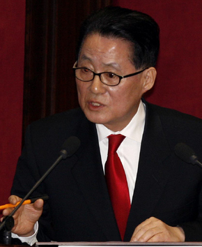 박지원 민주당 의원이 5일 오전 국회 본회의에서 외교·통일·안보분야 대정부질문을 통해 정운찬 총리에게 ‘남북 정상회담 관련 청와대 발표의 혼선’ 이유를 따져 묻고 있다.  박종식 기자 anaki@hani.co.kr