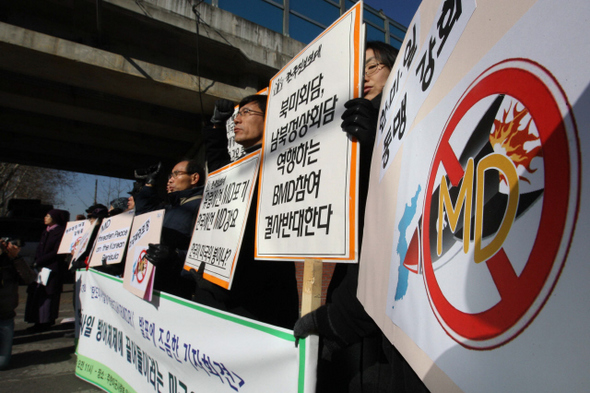 민주노총, 한국진보연대, ‘평화와 통일을 여는 사람들’ 등 노동·시민단체 회원들이 5일 오전 서울 용산구 주한미군사령부 앞에서 “미국 국방부가 한국을 미국 주도의 미사일 방어(MD) 체제에 편입시키려고 한다”며 이를 비판하는 팻말시위를 벌이고 있다.  김태형 기자 xogud555@hani.co.kr