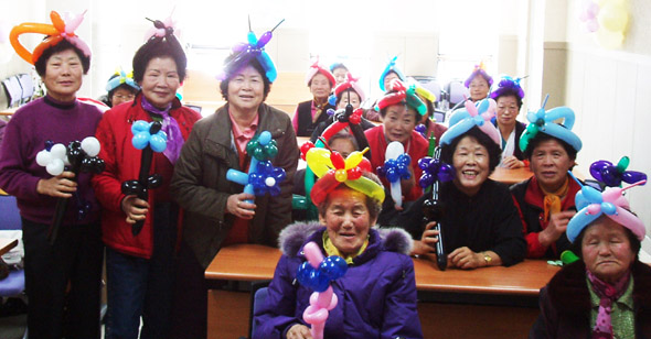 팔순넘어 받은 첫 졸업장이라오