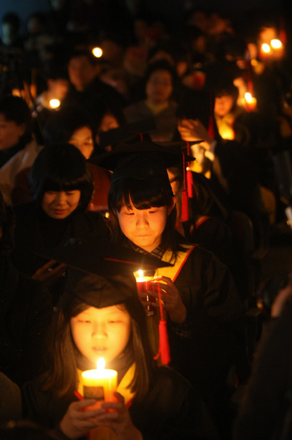 서울 강서구 가양동 공진초등학교 졸업생들이 11일 오후 열린 졸업식에서 ‘자기 희생을 통해 남에게 도움이 될 수 있는 사람’이 되라는 의미의 촛불의식을 갖고 있다.   이종근 기자 root2@hani.co.kr