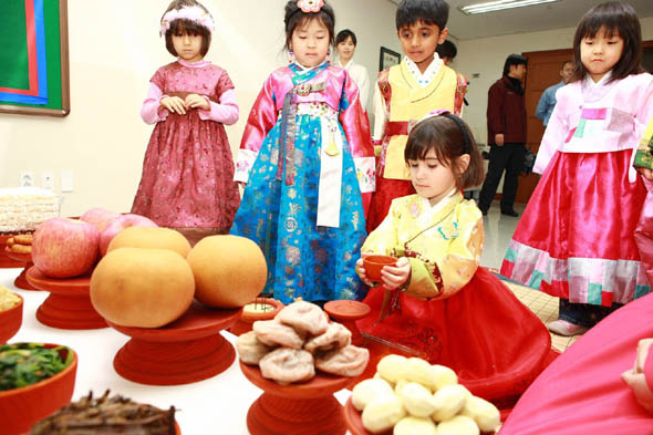 현대중공업이 운영하는 울산시 동구 서부동 현대외국인학교에서 재학 중인 30여개 나라 3~13살 외국인 어린이 140여명이 12일 차례지내기·세배하기·12지 동물배우기 등 ‘한국의 설 체험’을 하고 있다. 사진 현대중공업 제공