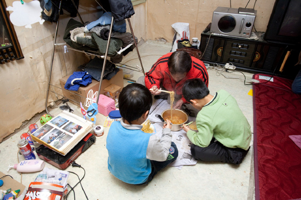 지난달 20일 아침, 난방도 되지 않는 경기 동두천 집에서 재영(가명·9)·재원(가명·7)이 형제가 할아버지(57)가 끓여준 라면을 먹고 있다. 굿네이버스 제공