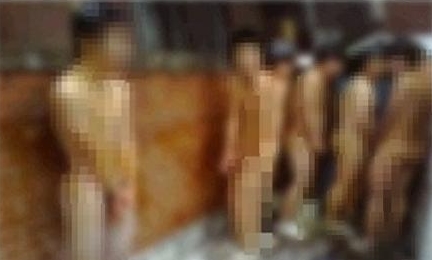 고양시의 모 중학교 졸업식을 마친뒤 학생들이 전라로 뒤풀이를 하는 사진이 인터넷에 급속도로 유포되고 있다.