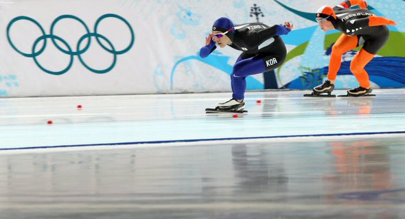 밴쿠버 동계올림픽 스피드 스케이팅 500M 1차전에서 2위를 기록한 모태범이 질주하고 있다. 16일(한국시간) 리치몬드 올림픽 오벌 경기장. (연합뉴스)