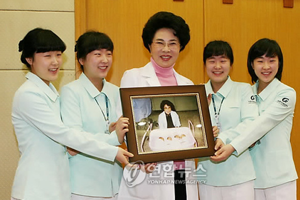 빈한한 광원(鑛員)집안의 네쌍둥이 황슬(21),설,솔,밀 4자매. 1989년 1월11일 인천시 구월동 가천의대 길병원에서 태어난 이들 네쌍둥이는 16일 이 병원에 첫 출근해 가운을 입고 오리엔테이션을 받았다. 사진은 가천길재단 이길여 회장이 네쌍둥이에게 출생당시 사진 액자를 선물하고 있는 모습. 왼쪽부터 황슬1, 황설2, 이길여 회장, 황솔3, 황밀4. 2010.2.16  (서울=연합뉴스)