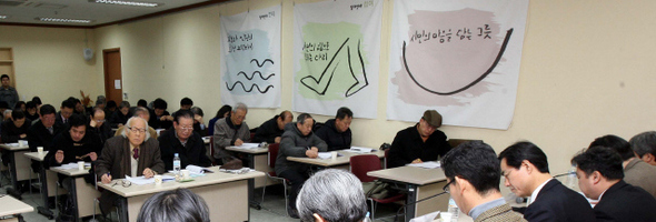 이명박 정부 출범 2돌을 앞두고 16일 오전 서울 종로구 통인동 참여연대 강당에서 ‘이명박 정부 2년 평가와 3년 전망, 이명박 정부와 갈림길에 선 한국사회’를 주제로 열린 토론회에서 참석자들이 토론을 벌이고 있다. 김태형 기자 <A href="mailto:xogud555@hani.co.kr">xogud555@hani.co.kr</A>
