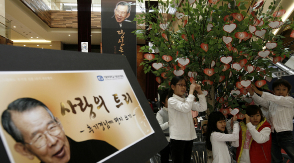 <b>“추기경님 보고싶어요”</b> 고 김수환 추기경의 선종 1주기를 맞은 16일 오후 그가 살아생전 자주 방문했던 ‘정진상 복지관’의 어린이들이 서울 서초구 반포동 서울성모병원에서 추기경에게 보내는 편지를 ‘사랑의 나무’에 매달고 있다.   김명진 기자 littleprince@hani.co.kr