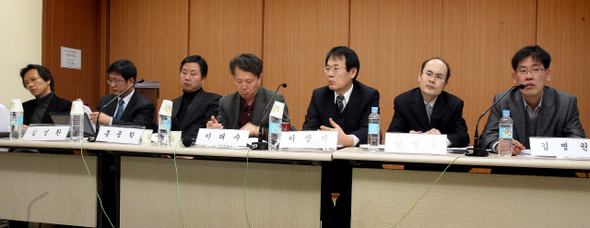 이명박 정부 집권 2년을 평가하고 3년을 전망하는 토론회에서 경제정책과 사회정책에 대한 토론이 진행되고 있다. 왼쪽부터 윤홍식 인하대 교수, 김성환 미래발전연구원 기획실장, 홍종학 경원대 교수, 이태수 현도사회복지대 교수, 이상이 제주대 교수, 박용신 환경정의 사무처장, 김병권 새로운 사회를 여는 연구원 부원장.  김태형 기자 <A href="mailto:xogud555@hani.co.kr">xogud555@hani.co.kr</A>