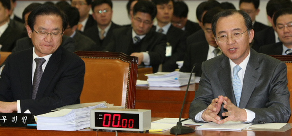 이귀남 법무장관이 16일 오후 국회 법제사법위원회 전체회의에 출석해 전교조 시국 선언 교사들에 대한 재판에 대한 판결 내용과 관련된 내용에 대한  박일환 법원행정처장의 답변에 불편한 표정을 하고 있다. 김진수 기자 jsk@hani.co.kr