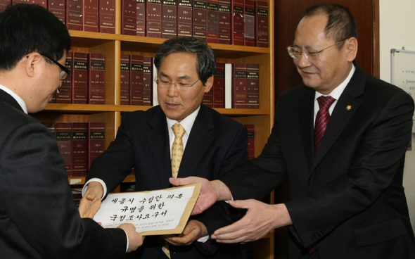 우윤근 민주당 원내 수석부대표(가운데)와 김창수 자유선진당 원내 수석부대표(오른쪽)가 16일 오전 국회 의안과에 야5당과 무소속 등 의원 113명이 서명한 ‘세종시 수정안 의혹 규명을 위한 국정조사 요구서’를 제출하고 있다. 김진수 기자 jsk@hani.co.kr