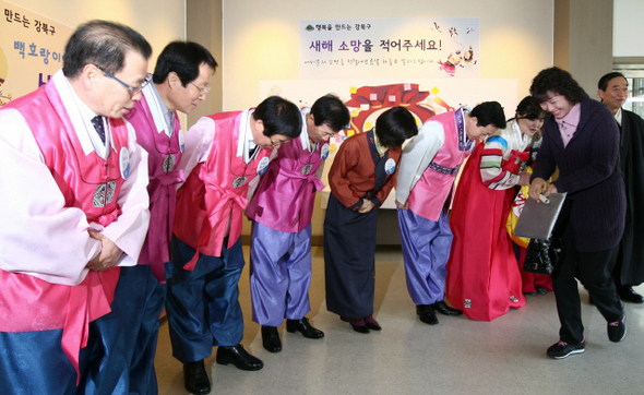 16일 오전 서울 강북구 수유동 강북구청 현관에서 설 연휴 뒤 첫 출근일을 맞아 한복을 입은 강북구청 직원들이 구청을 방문한 지역 주민들에게 인사를 하고 있다.   이종근 기자 <A href="mailto:root2@hani.co.kr">root2@hani.co.kr</A>