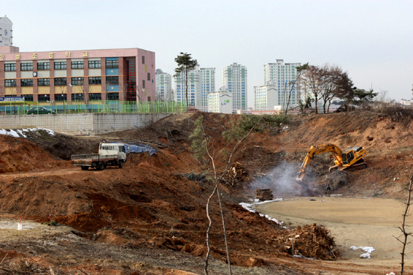 일산 하늘초등교, 골프연습장 ‘먹구름’
