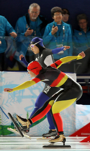 이상화(뒤)가 17일 오전(한국시각) 리치먼드 올림픽 오벌에서 열린 스피드스케이팅 여자 500m 2차 레이스에서 독일의 제니 볼프(맨 앞)와 함께 발차기를 하며 결승선을 통과하고 있다. 밴쿠버/연합뉴스