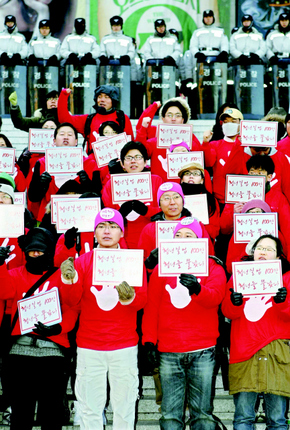 6일 오후 서울 종로구 세종로 세종문화회관 앞에서 청년실업 해소 기자회견이 열려 참가자들과 함께 구호를 외치고 있다. 박종식 기자 anaki@hani.co.kr