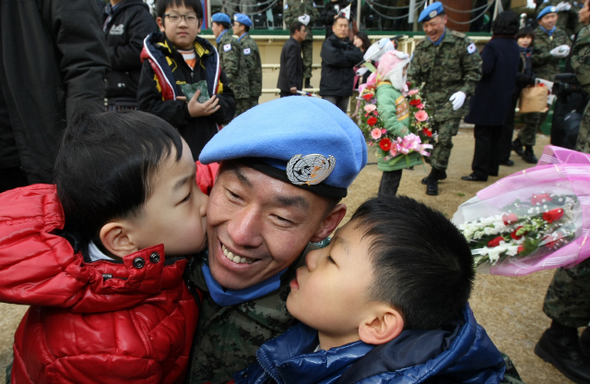 지진 참사로 폐허가 된 아이티에 파병돼 평화유지활동을 벌일 아이티 재건지원단 부대원이 17일 오전 인천 계양구 효성동 특수임무단 연병장에서 환송식을 겸한 부대 창설식을 마친 뒤 가족들과 작별 인사를 하고 있다. 아이티 재건지원단은 공병대대 120명 등 240명으로 이뤄졌으며, 본진은 오는 27일께 출국할 예정이다.  인천/이종근 기자 root2@hani.co.kr