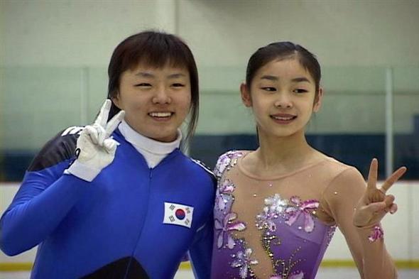 17일 스피드스케이팅 여자 500m에서 금메달을 딴 이상화가 5년 전인 2005년 3월 태릉에서 김연아와 포즈를 취하며 파이팅을 외치고 있다. 당시 서울 휘경여고 재학중이던 이상화는 세계종목별선수권 동메달을 따 각광을 받았으며, 도장중학교에 다니던 김연아는 세계주니어피겨선수권 은메달을 획득해 주목을 받는 등 둘은 한국 빙상 꿈나무였다. 연합뉴스