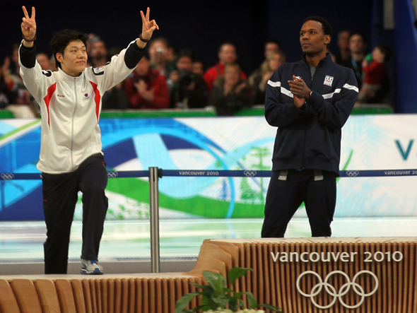 한국의 모태범이 500m 금메달에 이어 18일 오전(한국시간) 밴쿠버 올림픽 남자 스피드 스케이팅 1000m가 열린 리치먼드 올림픽 오벌 경기장에서 은메달을 획득했다. 경기 후 플라워 세리머니에서 손가락 두개를 들어 보이고 있다. 오른쪽은 0.18초 차이로 금메달을 획득한 미국의 데이비스 샤니. 연합뉴스