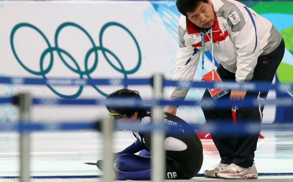 이규혁, 가로막힌 올림픽 꿈=한국의 이규혁이 아쉽게 올림픽 메달에 실패했다. 18일 오전(한국시간) 밴쿠버 올림픽 남자 스피드 스케이팅 1000m가 열린 리치먼드 올림픽 오벌 경기장에서 전명규 대한빙상협회 부회장이 경기를 마친 이규혁을 위로하고 있다. 기록은 1위에 0.98초 뒤진 9위. (밴쿠버=연합뉴스) 한상균 기자