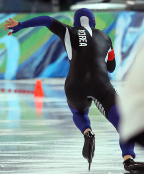 한국의 모태범이 500m 금메달에 이어 18일 오전(한국시간) 밴쿠버 올림픽 남자 스피드 스케이팅 1000m가 열린 리치먼드 올림픽 오벌 경기장에서 은메달을 획득했다. 모태범이 힘차게 스타트를 하고 있다. 0.18초 차로 메달 색이 갈렸다. 연합뉴스