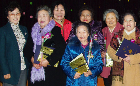 18일 충북 음성군 금왕읍 무극리 무극초등학교(교장 오희진) 91회 졸업식에서 지역 복지관 한글학교를 마친 한충자(78·왼쪽 세번째)씨 등 9명의 할머니들이 명예졸업장을 받고 감격해 하고 있다.  연합뉴스