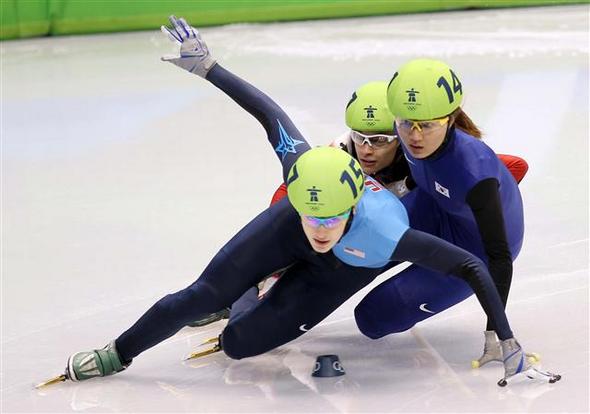 박승희(오른쪽)가 18일(한국시각) 여자 쇼트트랙 500m 예선에서 다른 선수들과 몸싸움을 벌이고 있다. 박승희는 경기 뒤 무리한 몸싸움 판정을 받아 실격 처리됐다. 밴쿠버/연합뉴스