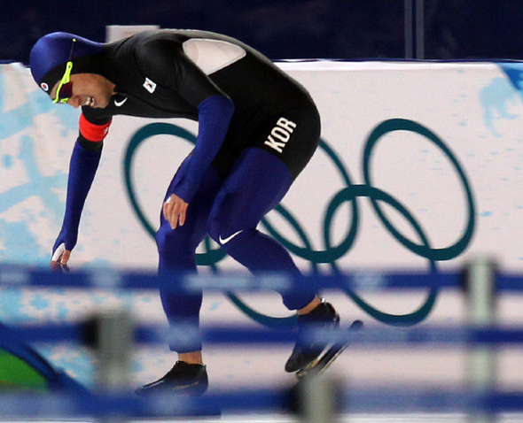 이규혁 선수가 18일(한국시각) 밴쿠버올림픽 남자 스피드스케이팅 1000m 결승선을 통과한 뒤 거친 숨을 내쉬고 있다.  밴쿠버/연합뉴스