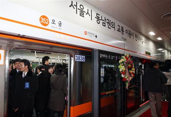  지하철3호선 연장구간(오금역~경찰병원~가락시장)이 개통된 18일 서울 송파구 지하철3호선 오금역에서 시민들이 전동차를 타보고 있다. 연합뉴스