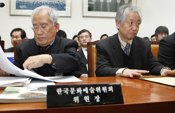 <b>한자리 앉은 문화예술위 두 위원장</b>  한국문화예술위원회 김정헌 위원장(오른쪽)과 오광수 위원장이 19일 오전 국회 문화체육관광방송통신위원회에서 나란히 앉아 각각 다른 곳을 바라보고 있다. 김정헌 위원장은 이명박 정부 초기에 해임됐다가 최근 법원의 ‘해임효력 정지’ 결정으로 업무에 복귀했고, 이날 업무보고를 위해 국회에 출석했다. 그러나 문방위가 이날 오 위원장만을 위해 좌석을 마련하고 명패 하나만 준비하자, 야당 의원들이 김 위원장에게 따로 의자를 내줘 명패 하나를 놓고 두 위원장이 앉게 됐다.  박종식 기자 anaki@hani.co.kr