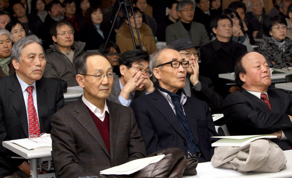 지난 20일 열린 한국작가회의 정기총회에서 백낙청 서울대 명예교수와 고은 시인, 구중서 작가회의 신임 이사장(앞줄 왼쪽부터) 등 참석자들이 안건에 대한 설명을 듣고 있다.  탁기형 선임기자 khtak@hani.co.kr
