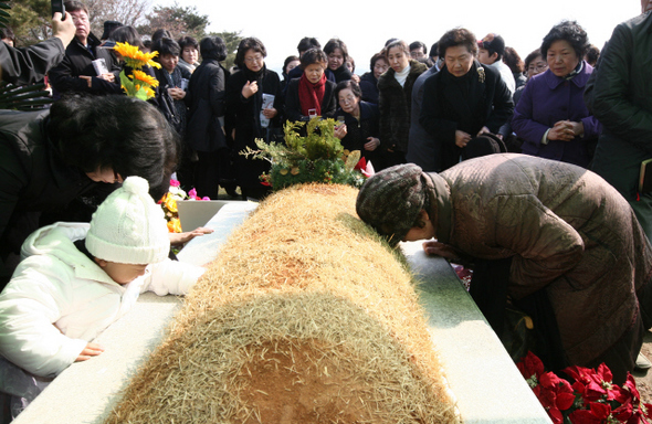 21일 오전 경기도 용인시 모현면 천주교 공원묘지 안 성직자 묘역에서 열린 김수환 스테파노 추기경 선종 1주기 추모 미사에 참석한 시민들이 김 추기경의 묘소 주변에 모여 안식을 기원하고 있다.  용인/이종근 기자 root2@hani.co.kr