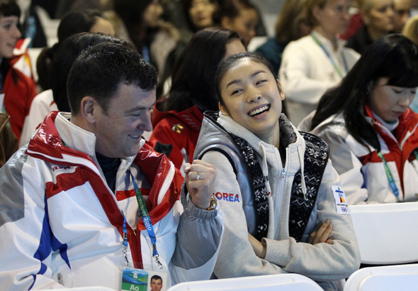 김연아가 22일 오전(한국시각) 밴쿠버 퍼시픽 콜리시엄에서 열린 쇼트프로그램 순번 추첨에서 자신이 원하는 순서에 배정되자 브라이언 오서 코치(왼쪽)와 함께 기뻐하고 있다. 밴쿠버/연합뉴스