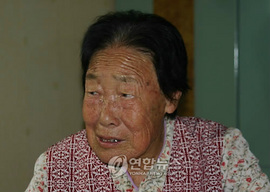 꽃다운 나이에 일본군 위안부로 끌려가 고초를 겪은 이점례(89) 할머니의 별세 소식이 뒤늦게 알려졌다. 23일 한국정신대문제대책협의회에 따르면 전북 익산에서 머물러 온 위안부 피해자 이점례 할머니는 지난 11일 뇌출혈로 쓰러져 병원에서 치료를 받다가 타계했다. (서울=연합뉴스)