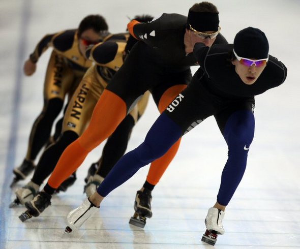 2010 밴쿠버 동계올림픽 남자 5000m 스피드 스케이팅에서 은메달을 차지한 한국의 이승훈이 24일(한국시간) 10000m에 도전한다. 사진은 지난 18일 리치몬드 올림픽 오벌 경기장에서 연습 중 5000m 금메달리스트 네덜란드 크라머와 일본 선수들이 이승훈 선수의 뒤를 따르는 모습. 크라머도 10000m에 출전한다. 연합뉴스