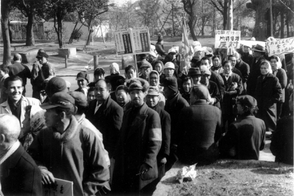 1950년대부터 비시급 전범들은 일본 정부를 상대로 원호 대책을 요구하며 크고 작은 집회를 열었다. 당시의 모습으로 추정되는 집회 사진.   김석기씨 제공