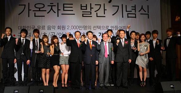 23일 오전 서울 웨스틴조선 호텔에서 열린 ‘가온차트’ 출범식에서 유인촌 문화체육관광부 장관 등 참석자들이 기념 촬영을 하고 있다. 연합뉴스