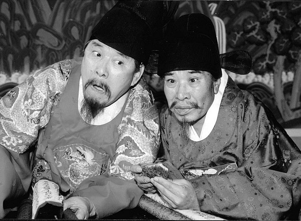 지난 92년 문화방송 코미디 (웃으면 복이 와요)의 구봉서와 배삼룡.
