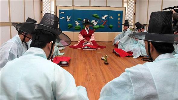 23일 문을 연 외국인 전용 수감 시설인 ‘천안 외국인 전담 교도소’에서 한복을 입은 외국인 재소자들이 한국의 전통예절을 교육받고 있다.  천안/연합뉴스