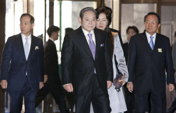 2월5일 서울 호암아트홀에서 열린 삼성그룹 창업주 고 이병철 회장 탄생 100주년 기념식. 이건희 전 삼성회장과 부인 홍라희씨, 이수빈 삼성생명 회장, 이학수 전 부회장. 김정효 기자 hyopd@hani.co.kr