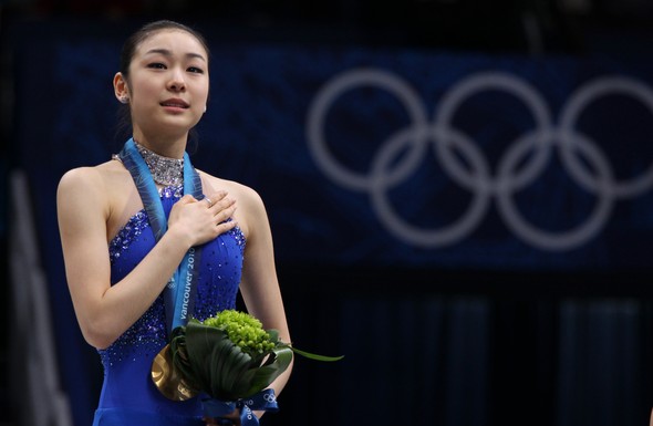 2010 밴쿠버 동계 올림픽 여자 피겨 스케이팅에서 금메달을 딴 김연아가 메달 수여식에서 애국가를 따라 부르고 있다. AP 연합