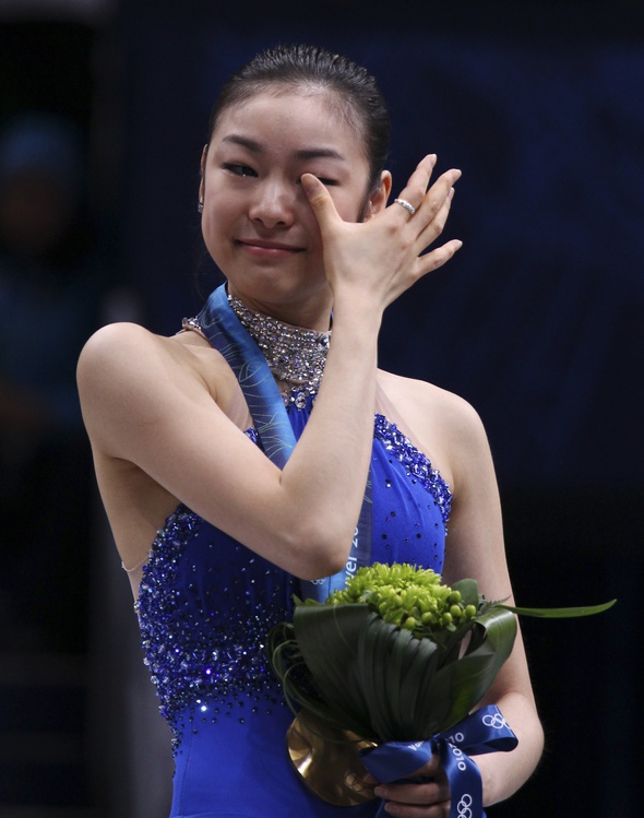 2010 밴쿠버 동계 올림픽 여자 피겨 스케이팅에서 금메달을 딴 김연아가 눈물을 흘리고 있다. AP 연합