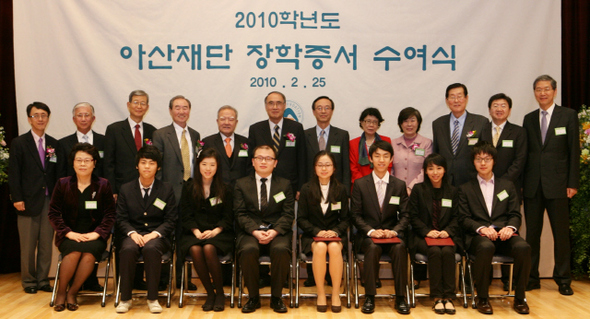 아산사회복지재단(이사장 정몽준)은 25일 오후 서울 신문로 아산정책연구원 강당에서 2010년도 아산장학생 664명에게 장학금 29억원을 전달했다.
