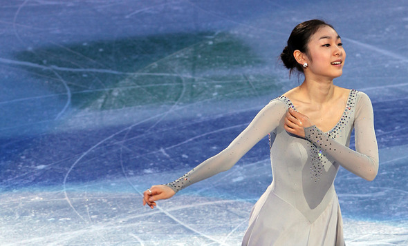 김연아 올림픽 갈라쇼 (밴쿠버=연합뉴스) 한상균 기자 = 역대 최고점수로 밴쿠버 동계올림픽 피겨에서 금메달을 획득한 김연아가 갈라쇼에서 관중들에게 인사하고 있다. 28일 오전(한국시간) 밴쿠버 퍼시픽 콜리시움.