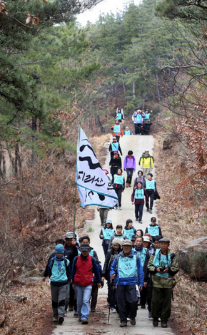 ‘지리산 만인보’ 참가자들이 28일 오전 전남 구례군 마산면 지리산 산길을 걷고 있다. 이날부터 지리산 둘레길 850리(210여㎞)를 걷기 시작한 지리산 만인보는 내년 2월27일까지 매월 둘째·넷째 주 토요일에 열린다. 구례/김태형 기자 <A href="mailto:xogud555@hani.co.kr">xogud555@hani.co.kr</A>