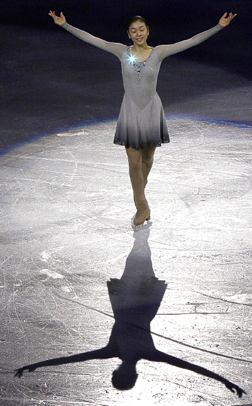 <b>우아한 마무리  </b>김연아가 28일(한국시각) 열린 갈라쇼에서 연기를 마친 뒤 두 팔을 벌려 우아한 자태로 청중들의 환호에 답례하고 있다. 의상에 달린 장식이 조명을 받아 별처럼 빛난다.  밴쿠버/AP 연합뉴스