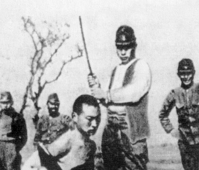 난징에서 일본군은 중국 인민들을 즉결 처형했다. 중국 역사교과서는 일본군의 만행을 보여주는 이와 비슷한 사진을 여러 장 싣고 있다. <한겨레> 자료사진