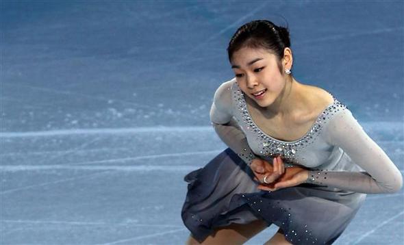 김연아가 28일(한국시각) 밴쿠버 퍼시픽 콜리시엄에서 열린 피겨스케이팅 갈라쇼에서 우아한 동작으로 빙판 위를 수놓고 있다.  밴쿠버/연합뉴스