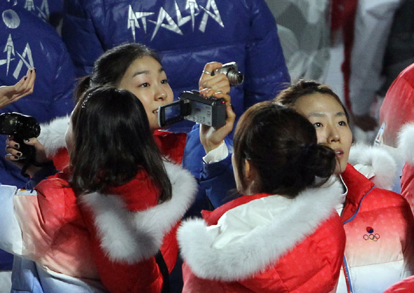 1일 밴쿠버 BC플레이스에서 열린 2010 밴쿠버 동계올림픽 폐막식에서 김연아 등 한국선수들이 입장하며 사진을 찍고 있다. 연합뉴스