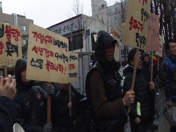 1일 새벽 서울 송파구 가락동 롯데슈퍼 개점에 맞서 농성중인 동내 상인들. 허재현 기자