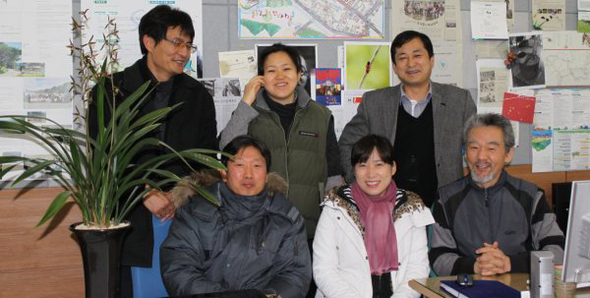 진안군은 마을만들기와 귀농귀촌 사업 등을 담당하는 별도 조직을 운영하고 있다. 이들 조직을 꾸려가는 실무자 6명은 서울(2명)과 부산·대구·충남·전주 등에서 들어온 외인부대로 구성돼 있으며, 구자인 박사가 마을만들기 지원센터 팀장 격으로 업무를 총괄하고 있다. 사진 뒤편 왼쪽부터 시계방향으로 양성철 도농교류센터 사무국장과 김정미 간사, 구 박사, 귀농귀촌활성화센터의 최태영 국장과 한태영 간사, 마을만들기지구협의회의 송인하 간사이다. 이들 중 최 국장은 2007년도 마을 간사 출신이고, 양 사무국장은 진안 마을축제 용역을 맡았다가 진안과 인연을 맺었다.